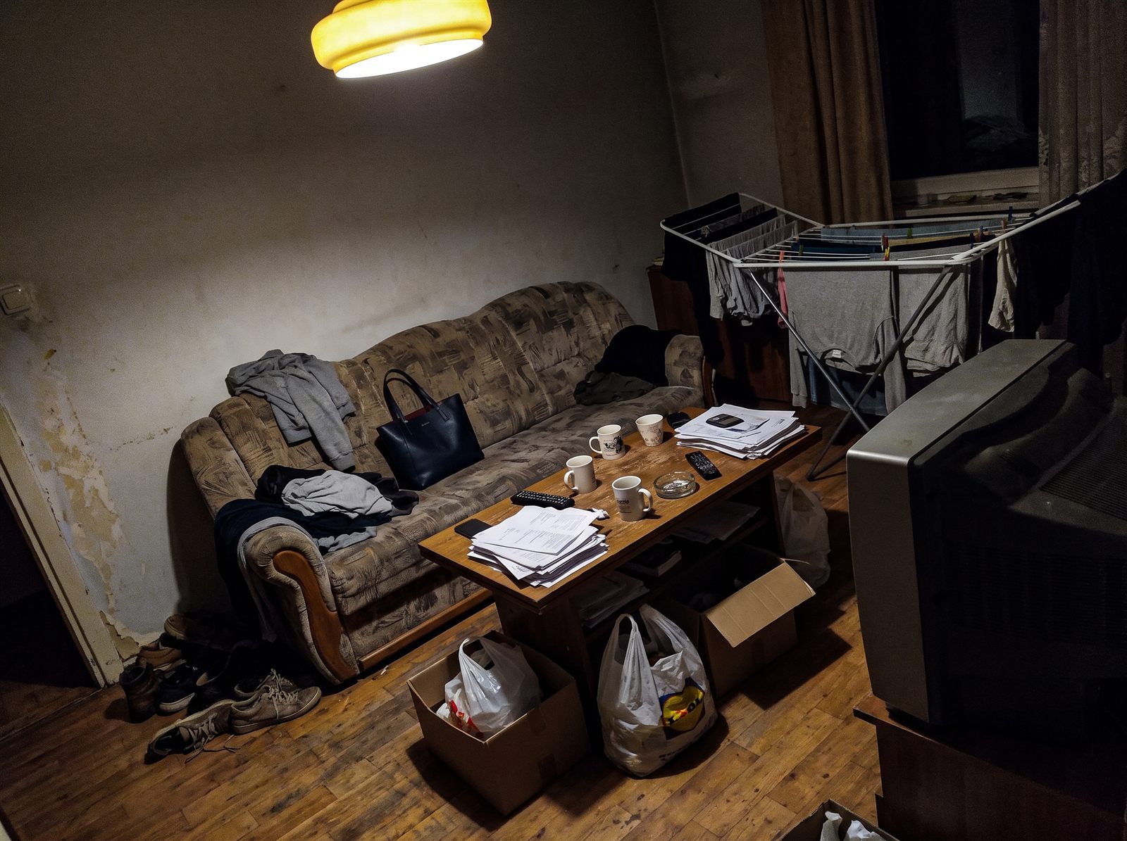 wnętrze przed obróbką Home Staging AI - ciemne i zagracone
